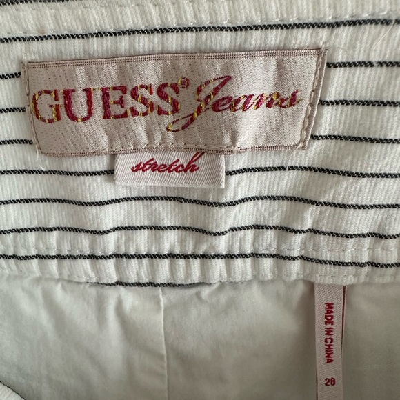 Pleaded white shorts with black stripes - Picture 3 of 4